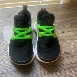 Nike Kids Black and Neon Green Sneakers